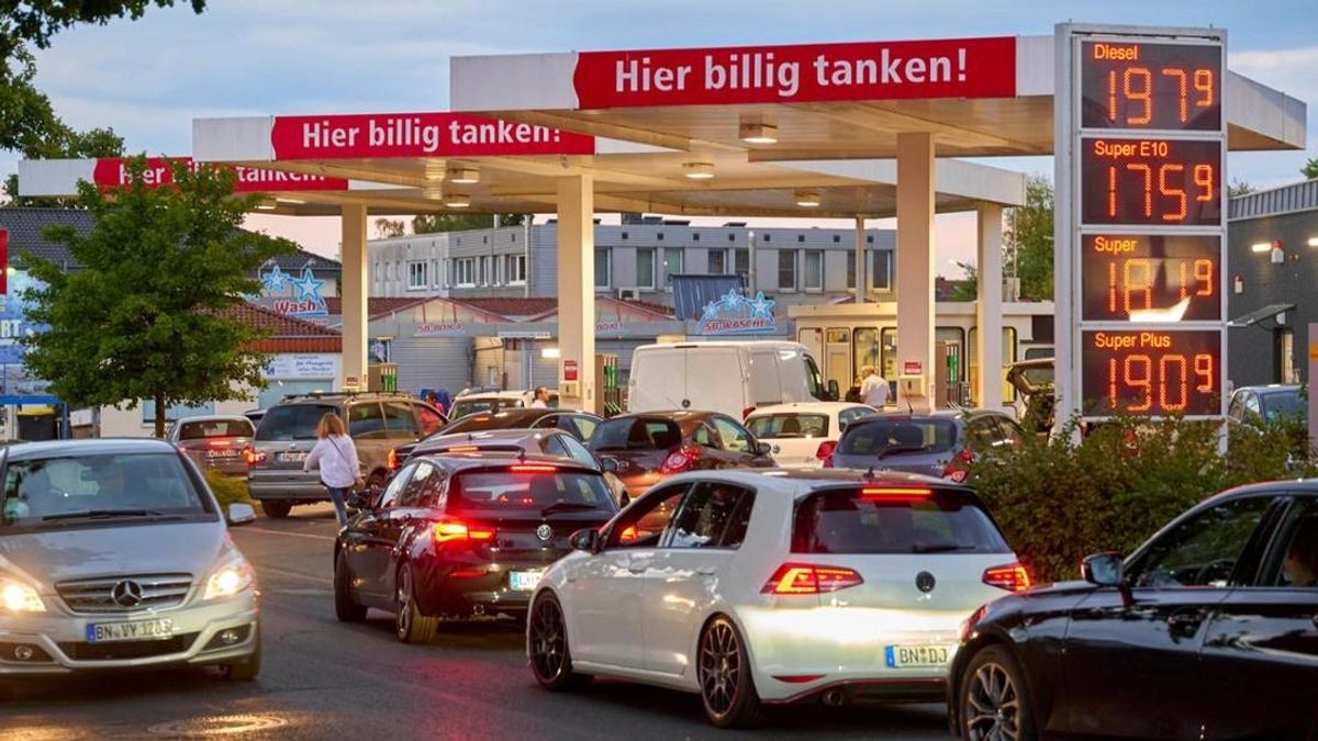 Kitört a pánik Ausztriában: órák alatt 40 forintot drágult az üzemanyag, lerohanták az osztrákok a benzinkutakat – újabb áremelés jön 