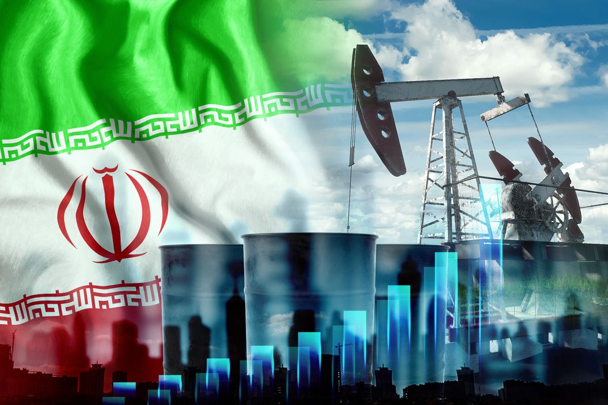 Közép távon megnyugvást hozhat az olajpiacnak, ha Venezuela és Irán sem lesznek ellenségesek Amerikával. A Image,Of,The,Iranian,Flag,,Oil,Pump,Rig,And,Barrels