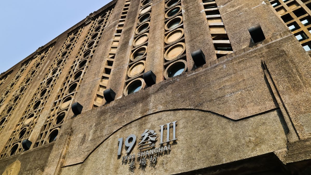 Borzalmas előélete van ennek a brutális vasbetontömbnek, mégis turisták hadai keresik fel 