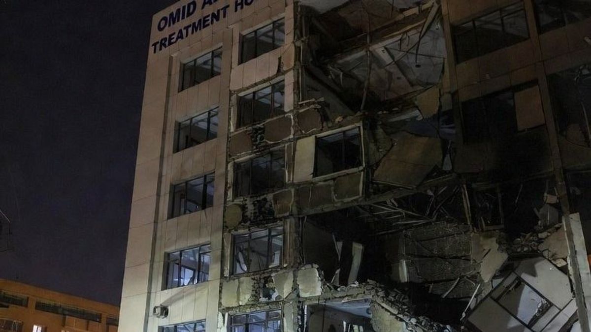 Több száz áldozat egy kórház elleni légicsapás után – súlyosodik a két ország közötti konfliktus 