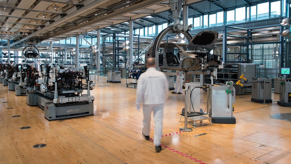 fizetés Volkswagen's Transparent Factory in Dresden