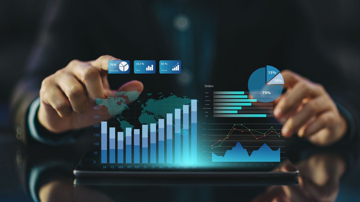 Pénzügyi,Businessman,Investment,Consultant,Analyzing,Company,Financial,Report,Balance,Statement,Working