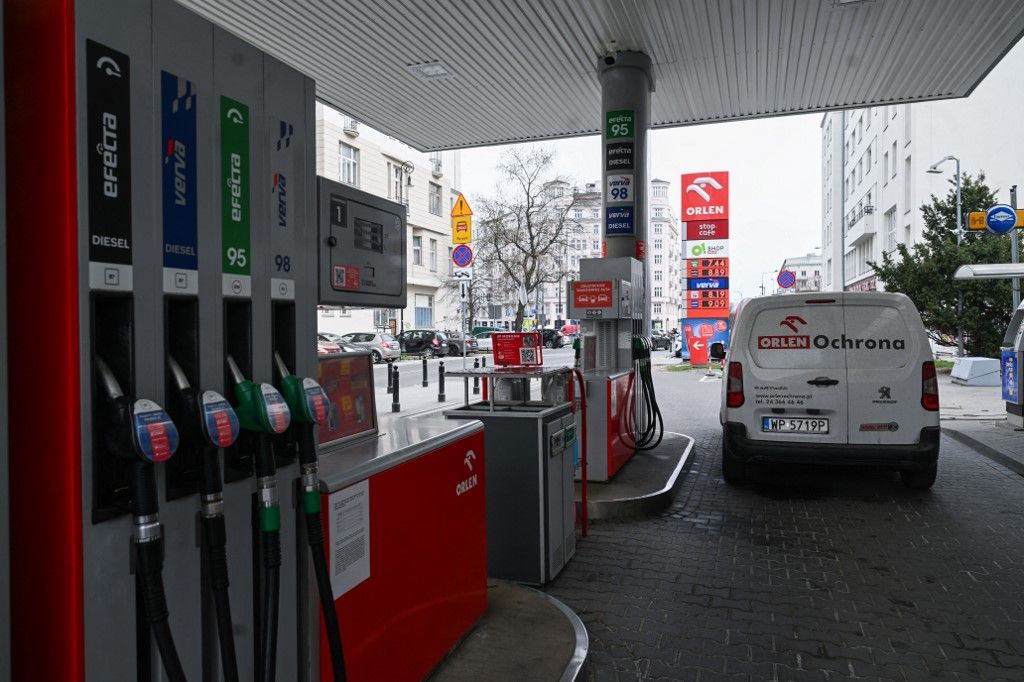 Polish government set to reduce fuel prices due to the US-Israel war on Iran Hivatalos: azonnal átveszik Magyarországtól a védett árat Európában – mától ennyibe kerül a benzin és a dízel Lengyelországban