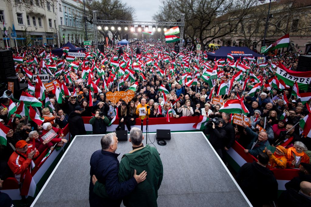 Hatalmas tömeg fogadta Orbán Viktort Békéscsabán