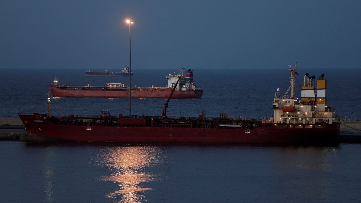 Luojiashan tanker sits anchored in Muscat, in Muscat olaj