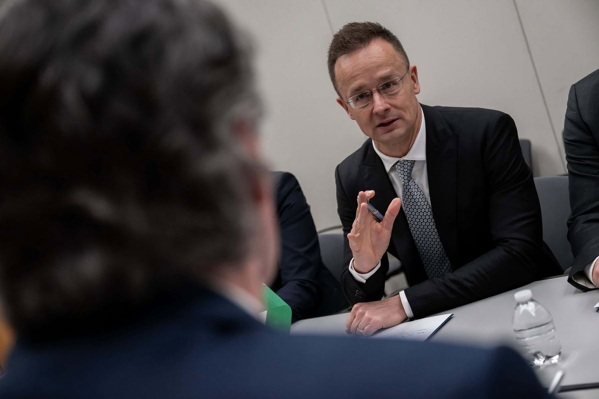 BURGUM, Doug; SZIJJÁRTÓ Péter; WRIGHT, Chris