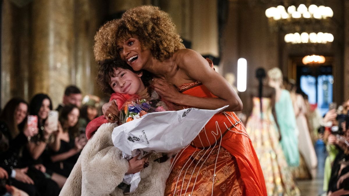 Tízéves amerikai tervező debütált a párizsi divathéten – három éve már Guinness-rekordot is döntött a csodagyerek