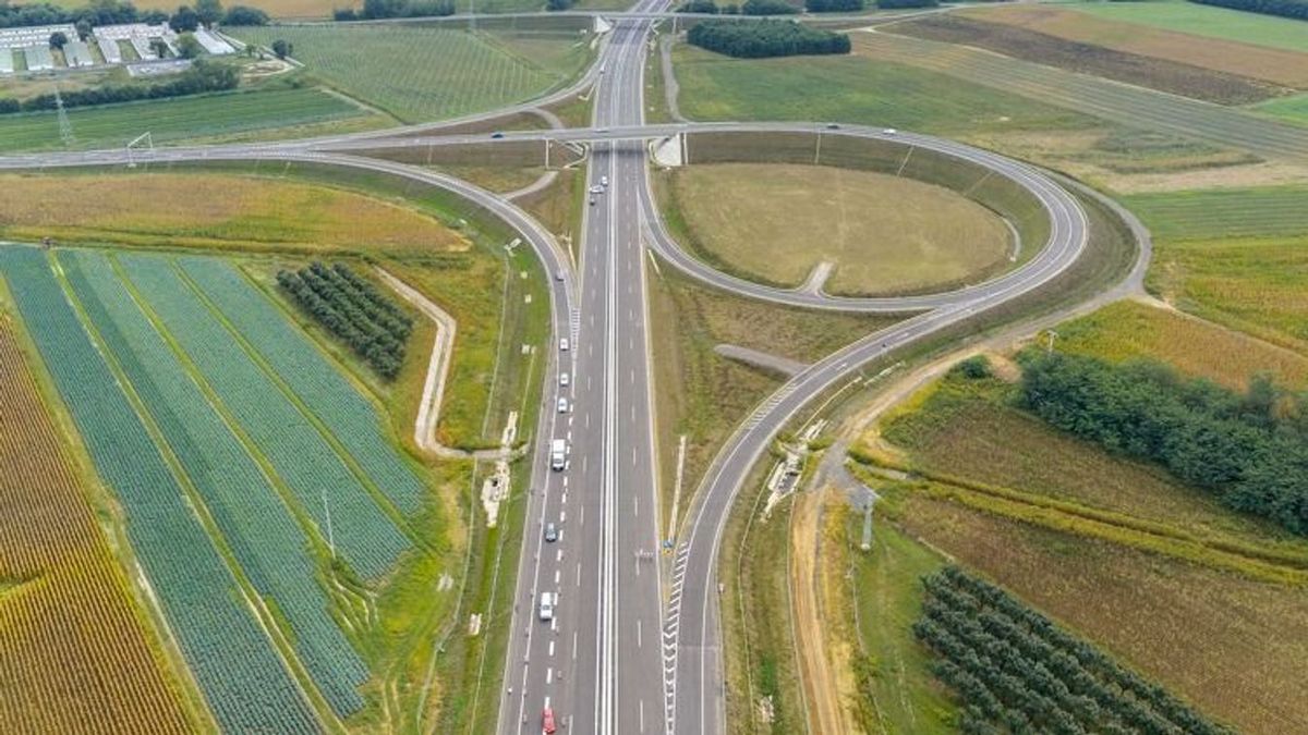 M49-es gyorsforgalmi út
autópálya autó