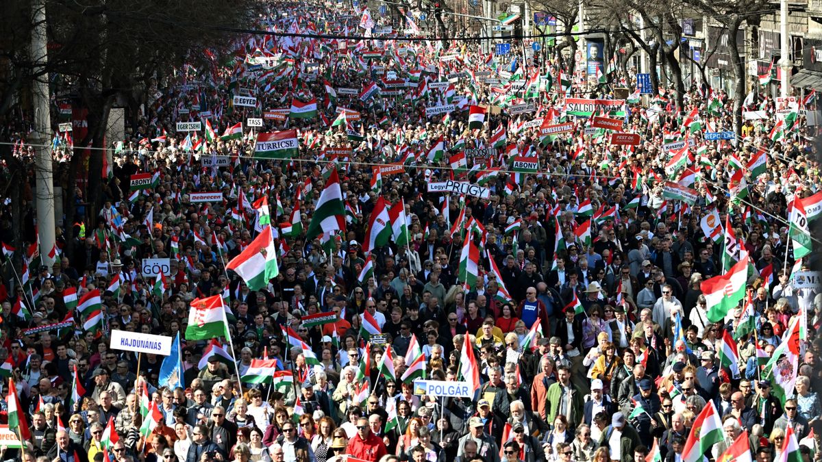 Szijjártó: soha nem látott létszámban mondunk nemet a zsarolásnak, ha egyre durvább is lesz 