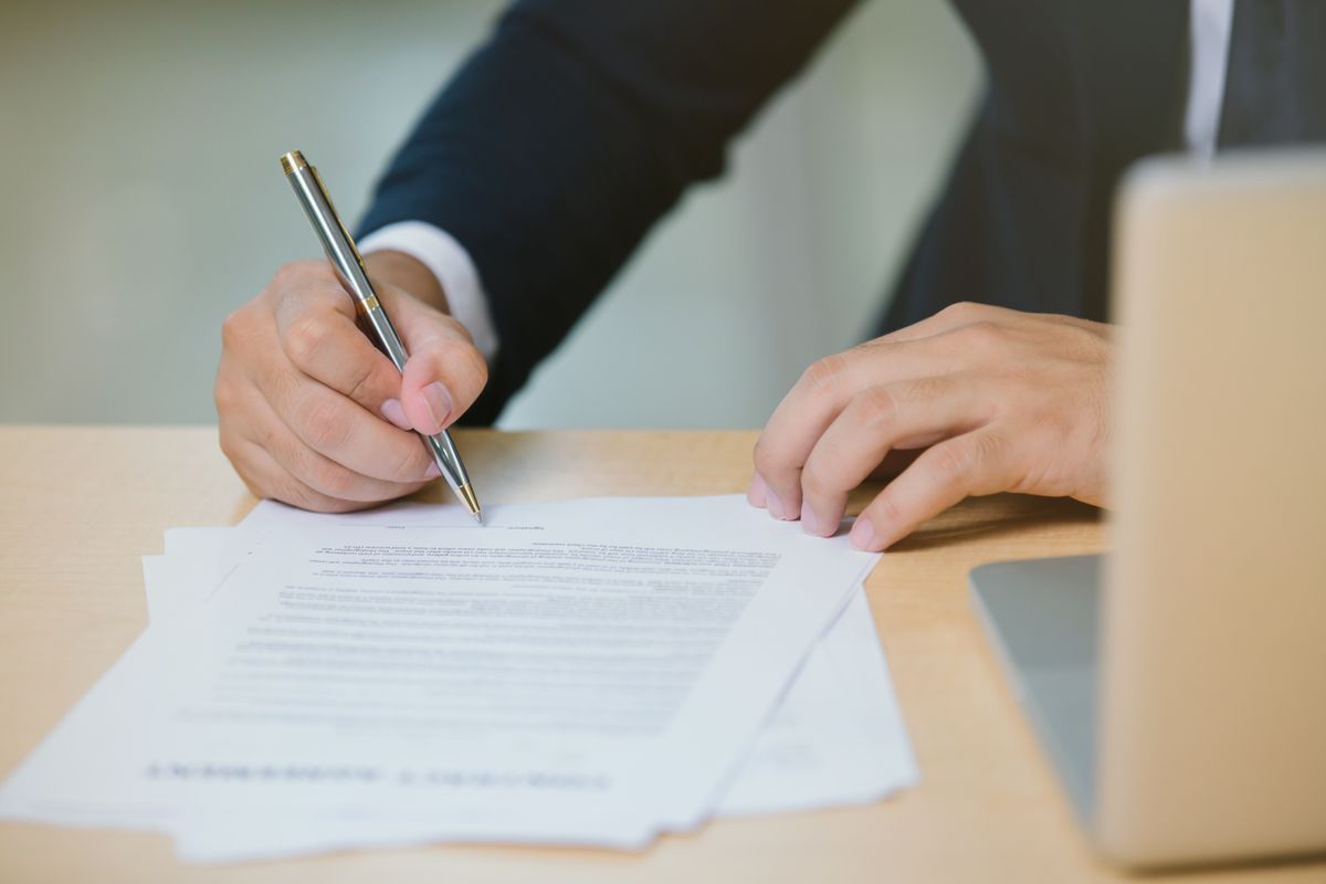 Business,Person,Signing,Contract,,Close,Up,,Deal,Contract,,Sitting,At aláírás, kórház