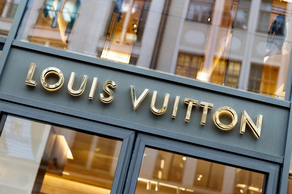 luxus Louis Vuitton brand logo on a store of the luxury brand