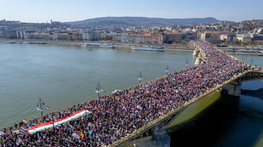 Hatalmas tömegek lepték el Budapest utcáit, képeken a március 15-i rendezvények