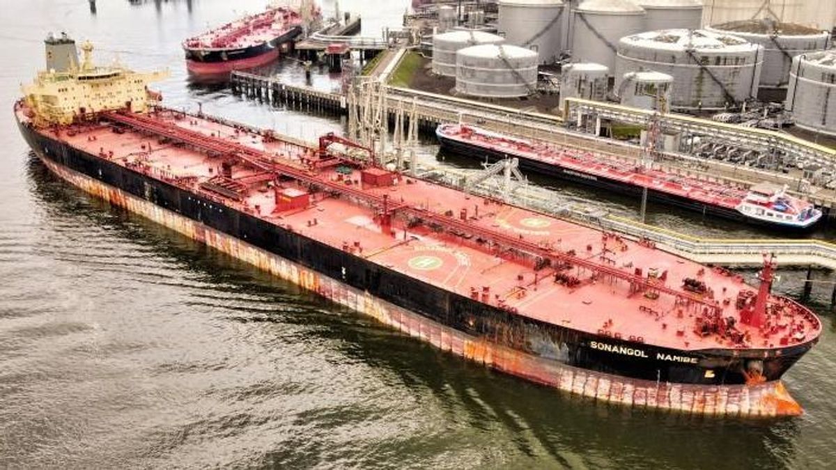 Irán ünnepel: szétlőttek egy óriási tankhajót a tengeren, ömlik az olaj a vízbe – azonnal riasztást adtak ki 