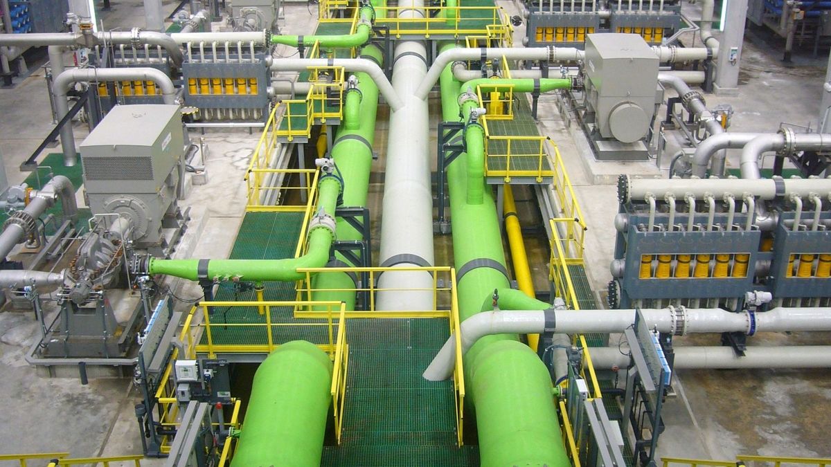 Az illusztrációs célú képen a fordított ozmózis eljárással működő barcelónai sótalanító 