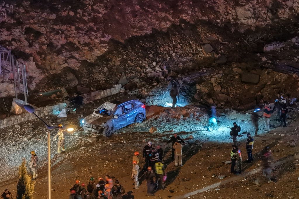 A drone view of Israeli emergency responders working at the scene of an Iranian missile strike on a road, after Iran launched missile barrages following attacks by the U.S. and Israel, in Jerusalem March 1, 2026. REUTERS/Ilan Rosenberg
