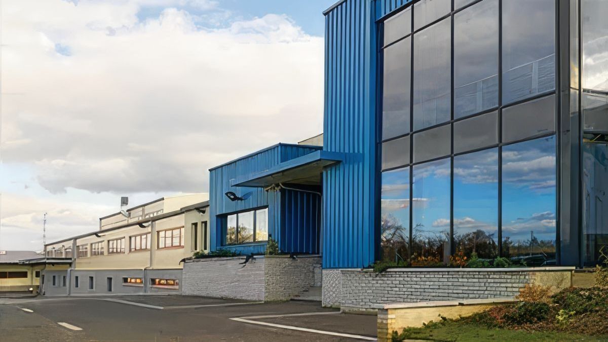 Csődbe megy az osztrák bútorgyár, magyar munkahelyek százai kerülnek veszélybe 