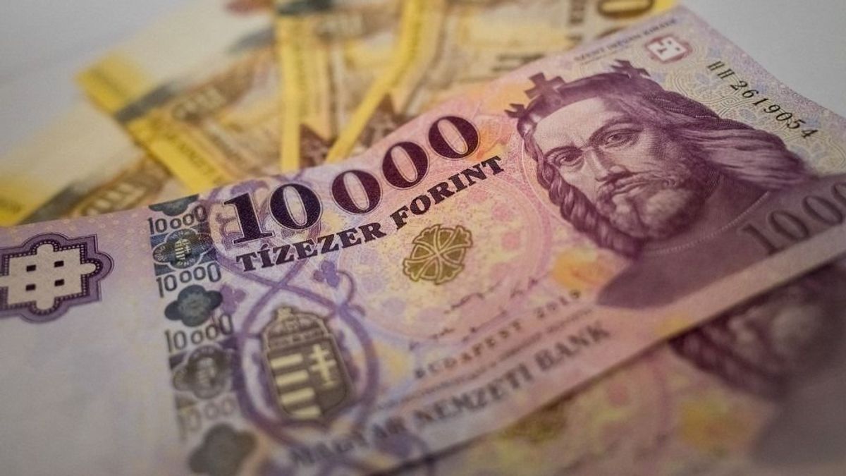 Nem lehet bírni a forinttal, kedden reggel már szaggatja az árfolyamot: ennyibe kerül most az euró, a dollár és a svájci frank 