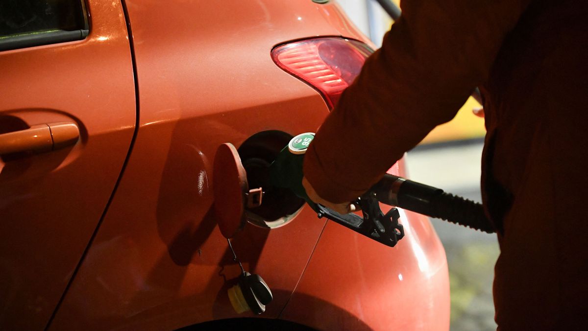 Queues at Hungarian Gas Stations
