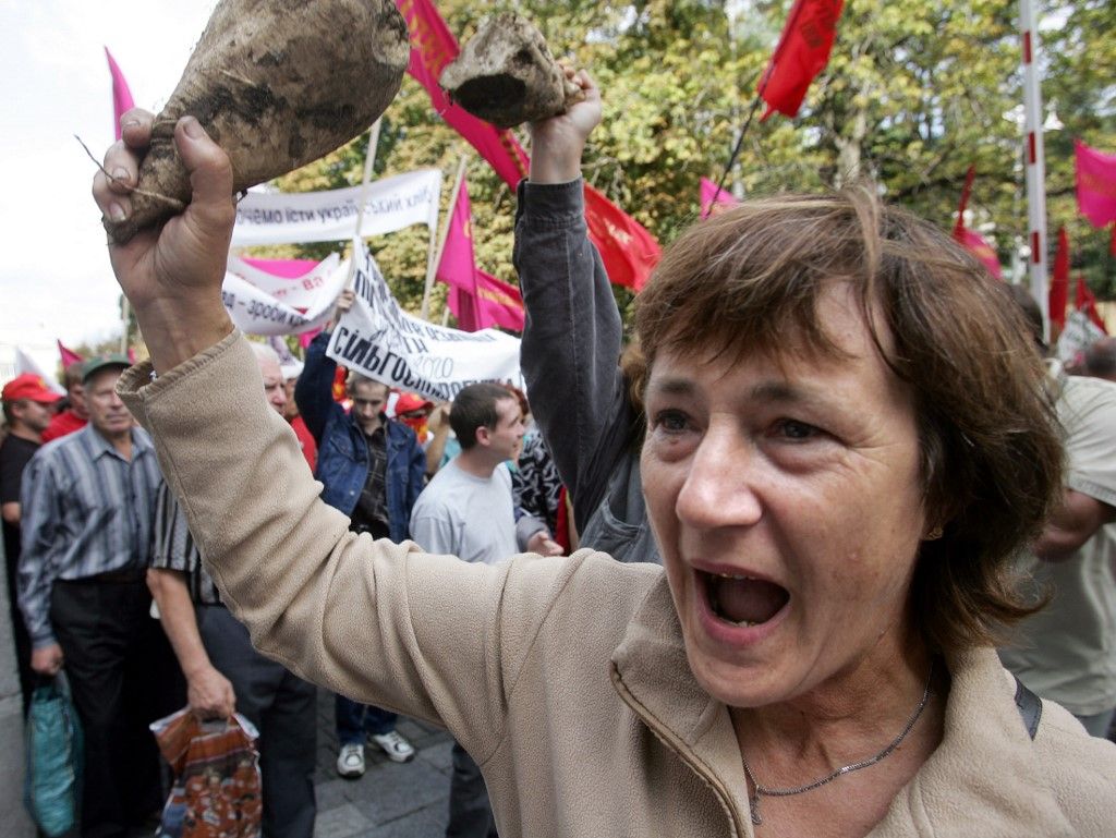Zelenszkij Romániában: a legkisebb gondja, de a cukorrépát már nem a tüntetésre viszik, hanem a cukorgyárba, onnan Romániába, ahol tönkreteszi a helyi termelőket
