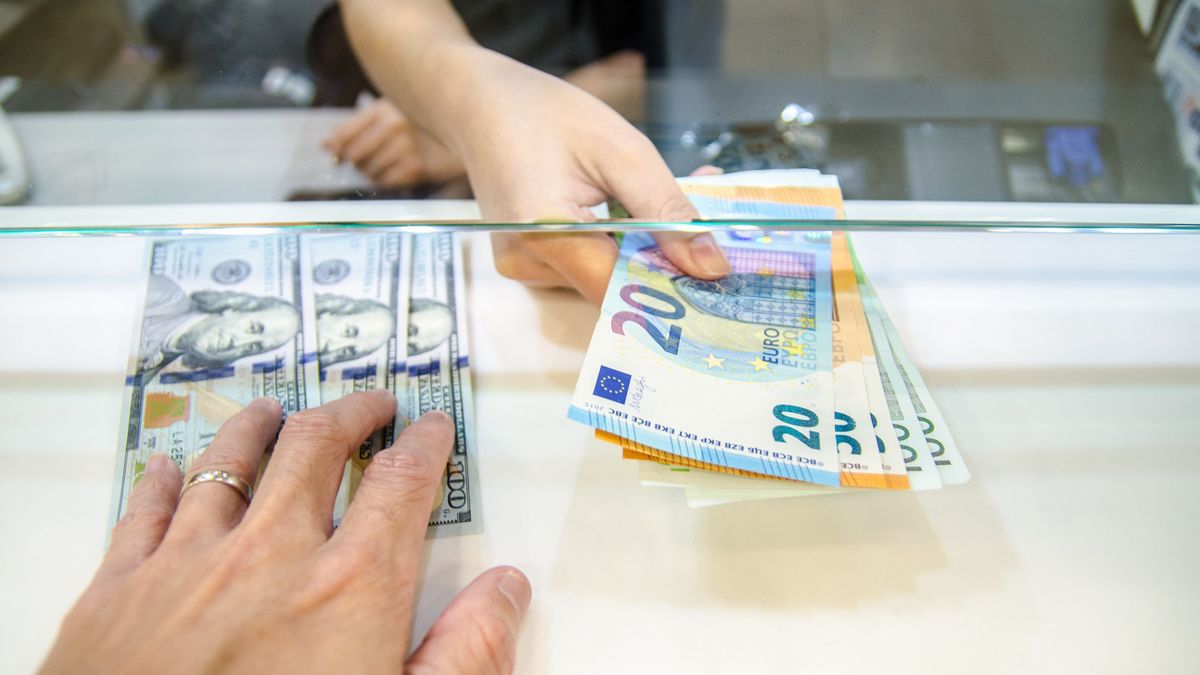 Forintárfolyam kedden reggel: nagyon furcsa, ami történik – az euró és a dollár fellökte, a svájci frank kitért előle 