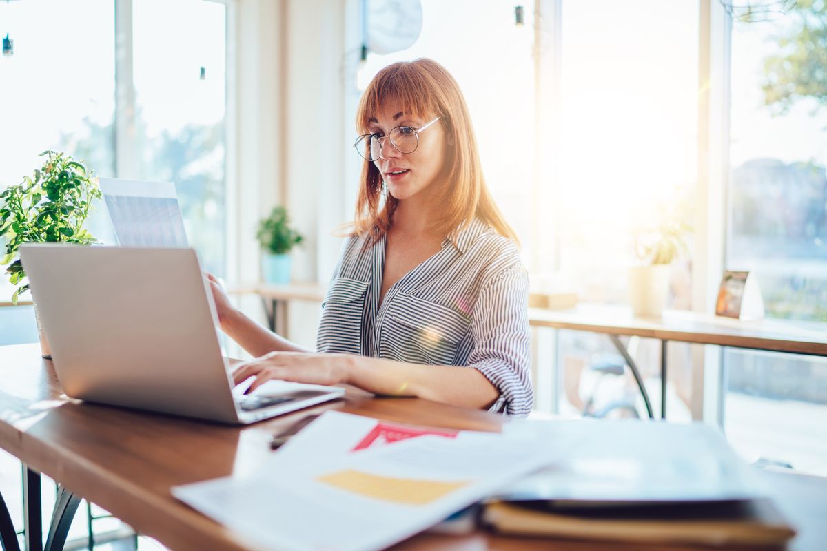 Beautiful,Skilled,Female,Freelancer,Analyzing,Data,From,Online,Reports,On Újraindul a pályázat: 4–150 millió forint vissza nem térítendő támogatás telephelyfejlesztésre a mikro- és kisvállalkozásoknak