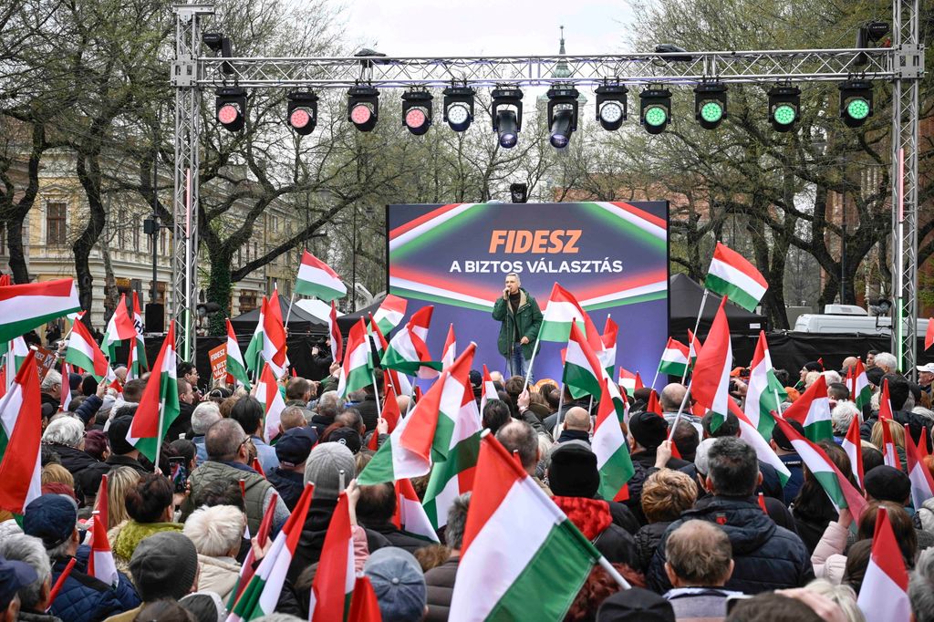 Hatalmas tömeg fogadta Orbán Viktort Békéscsabán