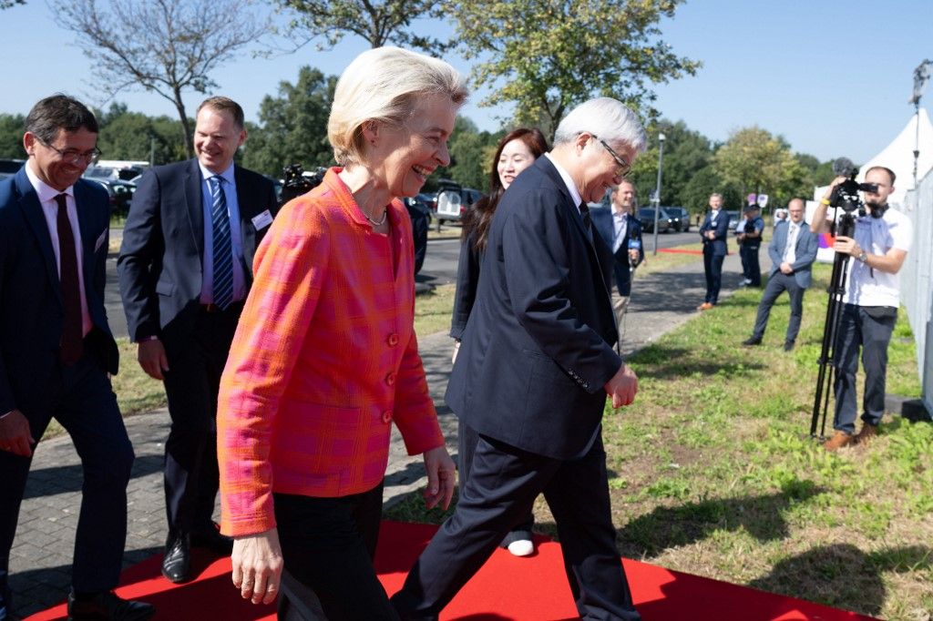 A bizottsági elnök és a csipóriás-vezérigazgató Drezdában, ahol termelni kezd a TSMC, de csak jövőre – jelenleg mindketten az LNG-rettenet napjait élik 