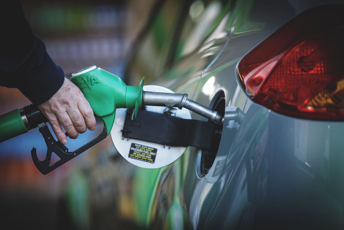 Brüsszel nyomására sem engedjük el a védett árakat – Orbán Viktor megüzente az EU-nak, a magyarok nem fognak drágábban tankolni