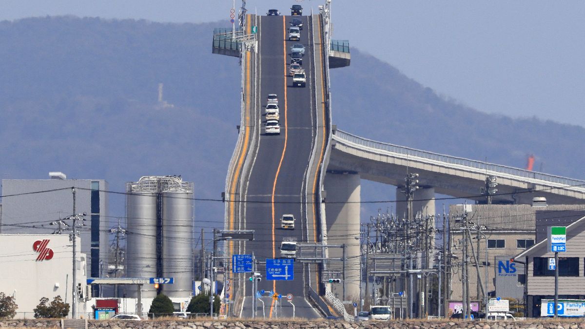 Létezik egy híd Japánban, amely annyira meredek, hogy kiérdemelte a „hullámvasút híd” becenevet 