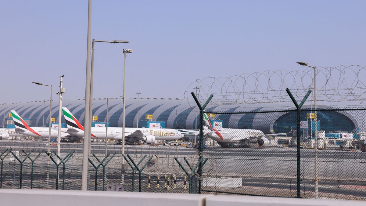 Planes are parked at Terminal 3 of the Dubai International Airport repülőjegy