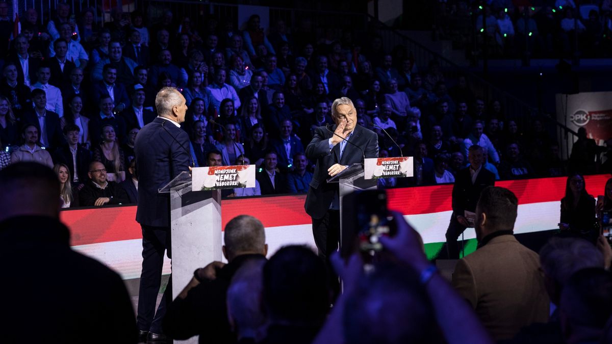 Nem zárják le a Kossuth teret Orbán Viktor beszéde alatt, bárki besétálhat a térre, de a TEK figyel