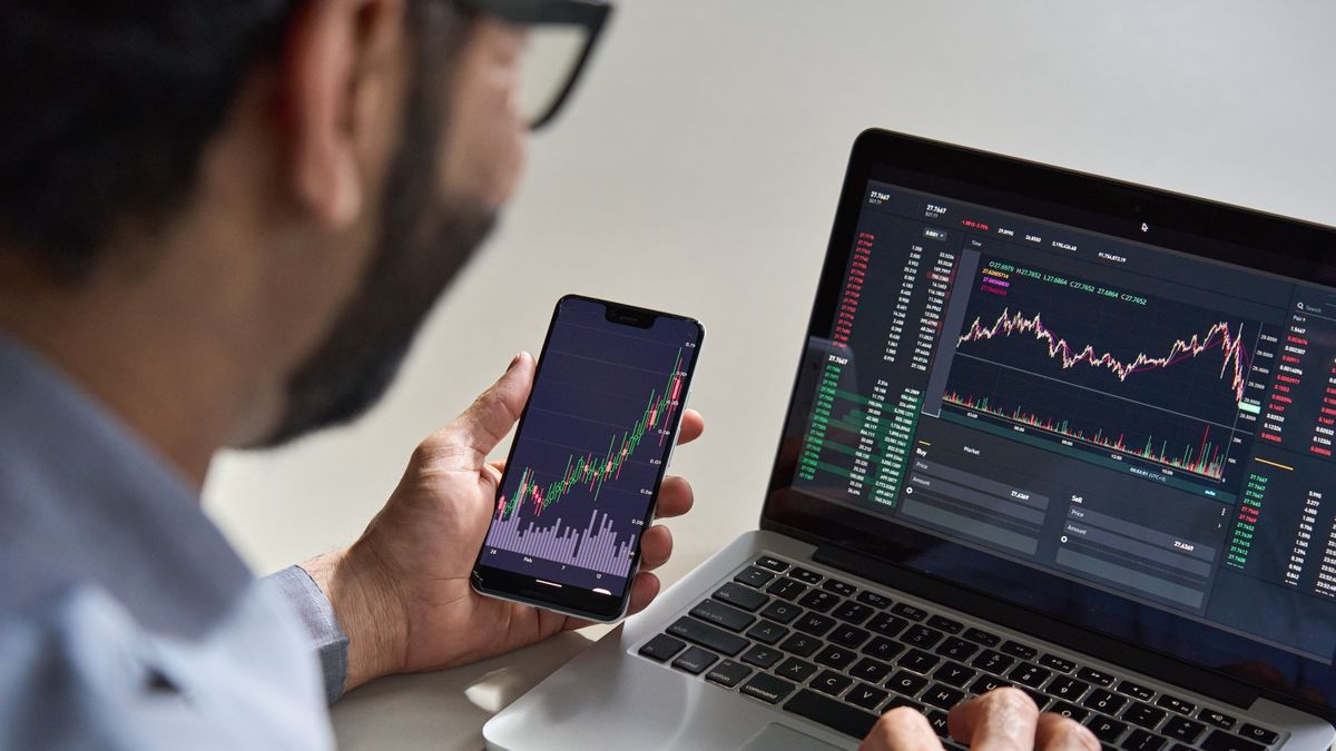 Business,Man,Trader,Investor,Analyst,Using,Mobile,Phone,App,Analytics Az online pénzügyi tanácsadás veszélyei Csökken az olajár, pluszban az ázsiai börzék – Erősödött a forint reggel