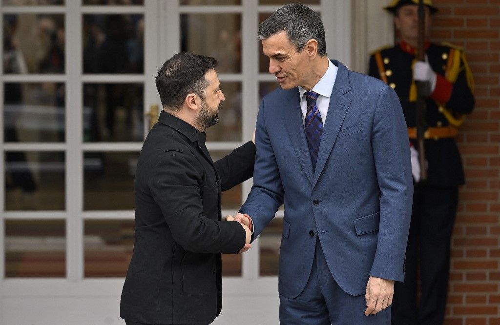 Zelenszkij európai fővárosokban, ma épp Madridban gyűjti a puskaport a magyarok elleni csatájához, amelyet – melyik az abszurdabb? – az unió pénzének bekebelezésért és a magyar választás megnyeréséért vívna