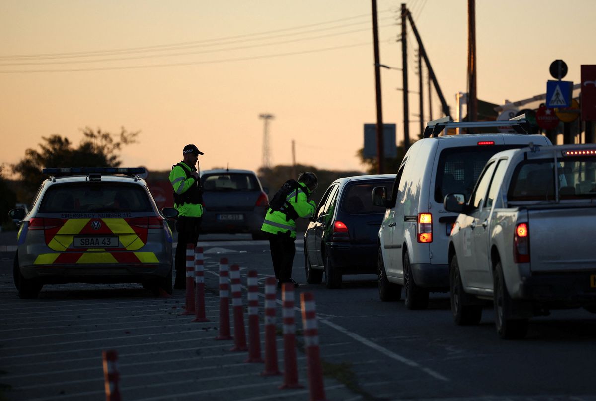 Az Iráni háború elérte Európát: drón csapodótt az uniós Ciprusba Police check vehicles on the road leading to RAF Akrotiri, a British sovereign base in Cyprus, which was hit by an unmanned drone overnight, causing limited damage
