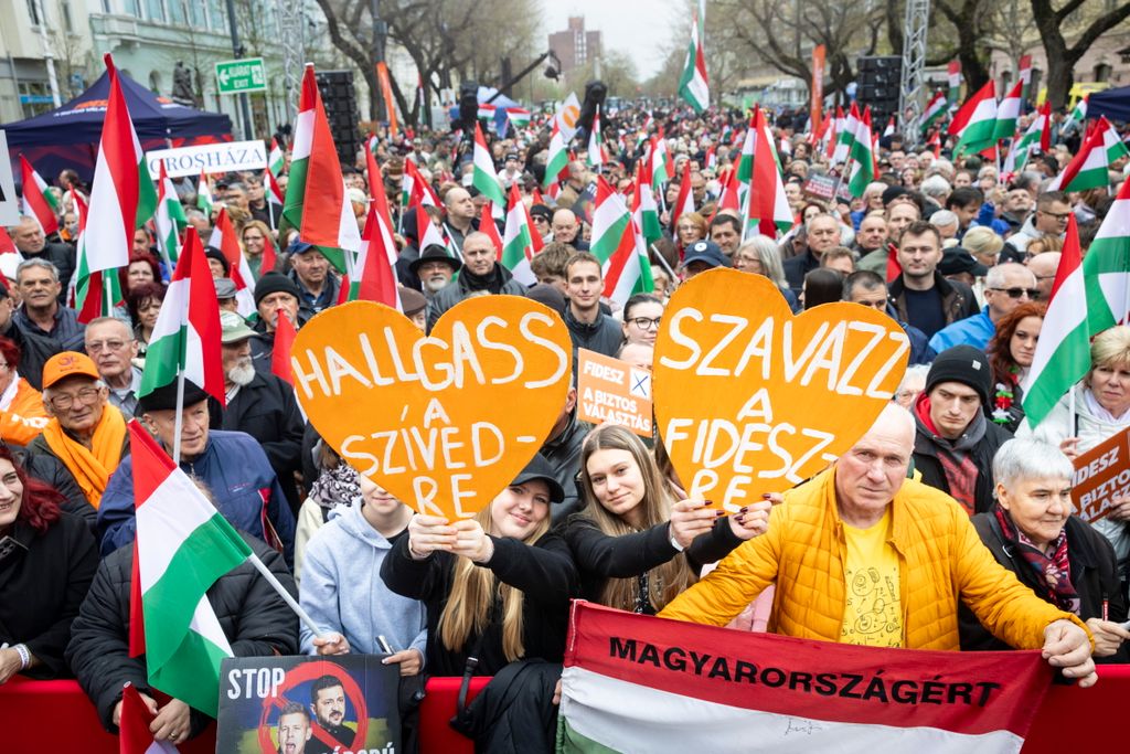 Hatalmas tömeg fogadta Orbán Viktort Békéscsabán