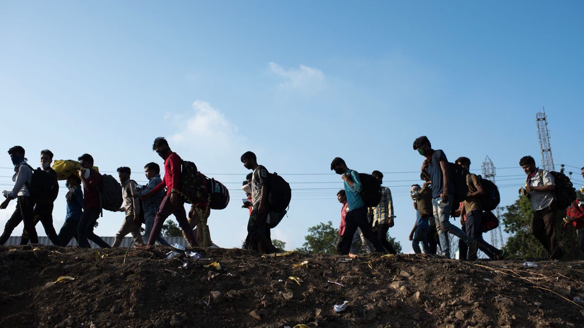 Mumbai/india,-,May,9,,2020:,Migrant,Workers,Walk,On,The iráni háború