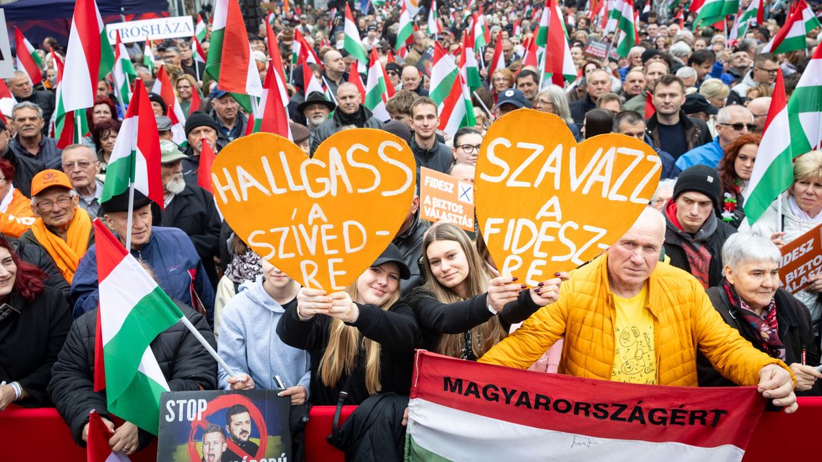 Hatalmas tömeg fogadta Orbán Viktort a békéscsabai országjárásán – fotók