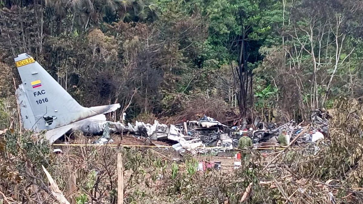 Az év legsúlyosabb repülőbalesete: videóra vették, ahogy lezuhan a katonai óriásgép 100 fővel a fedélzetén – senki nem tudja az okait 