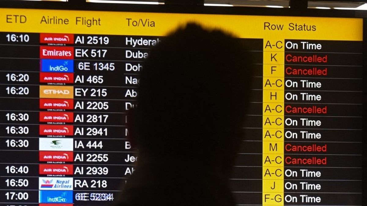 A repülőterek újraélik a koronavírus-járványt, utasok százezreit érintik a járattörlések az iráni háború miatt 