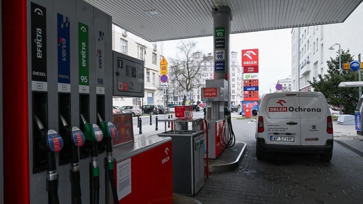 Hivatalos: azonnal átveszik Magyarországtól a védett árat Európában, ez az első uniós tagállam, ami bevezeti – mától ennyibe kerül a benzin és a dízel 