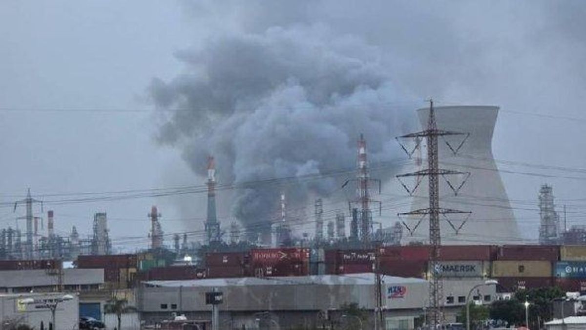 Találat érte Izraelt: a haifai olajfinomítónál lángok csaptak fel az iráni rakétatámadás után – videó 