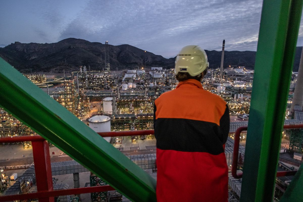 A Repsol oil refinery in Spain.energiacég Morgan Stanley