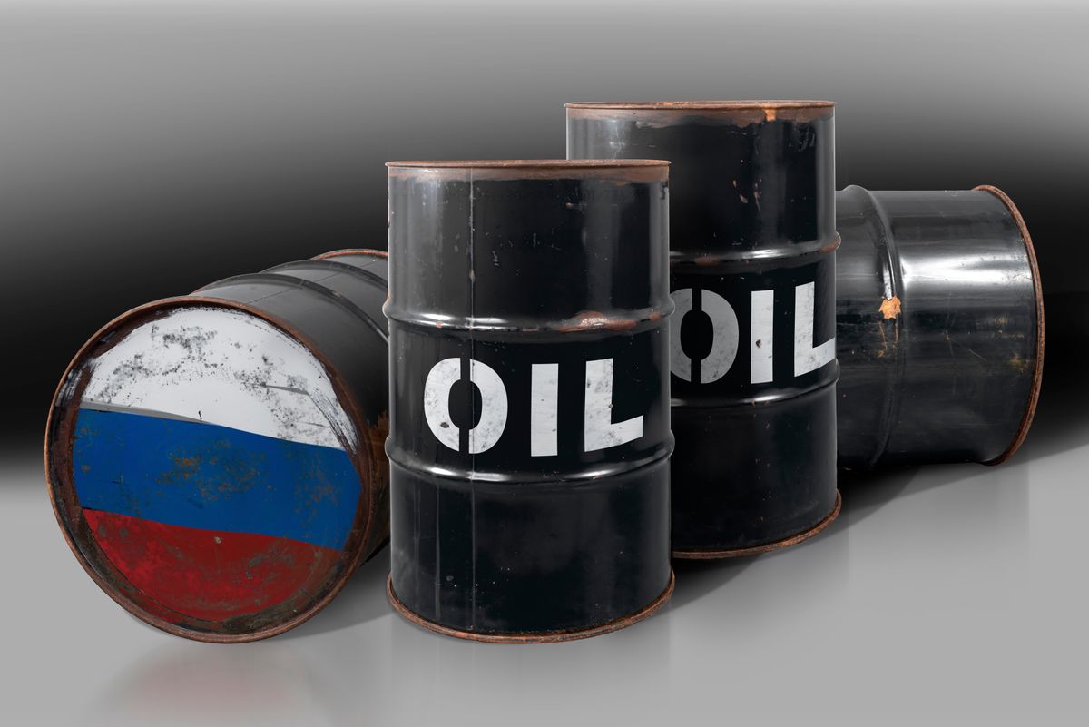 Barrel,Of,Oil,With,Russian,Flag.,Rusty,Dangerous,Barrel,With orosz olaj