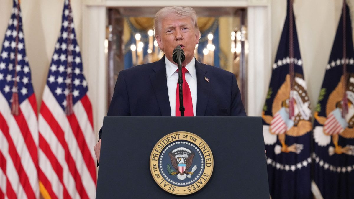 „Visszabombázzuk őket a kőkorszakba, ahová valók” – Trump újabb csapásokat ígér Irán ellen, de a végjáték még mindig nem körvonalazódik 