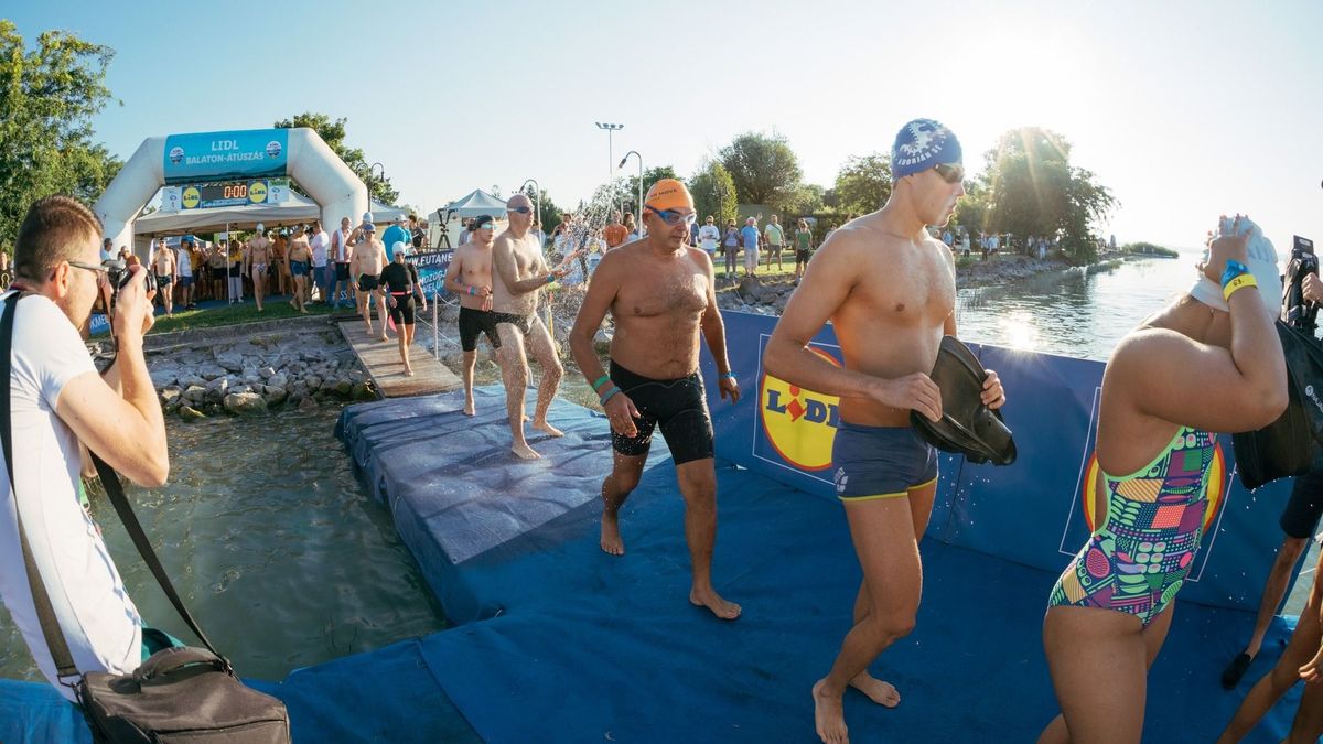 Már most megőrülnek érte: rekordtempóban telik meg a Balaton-átúszás 