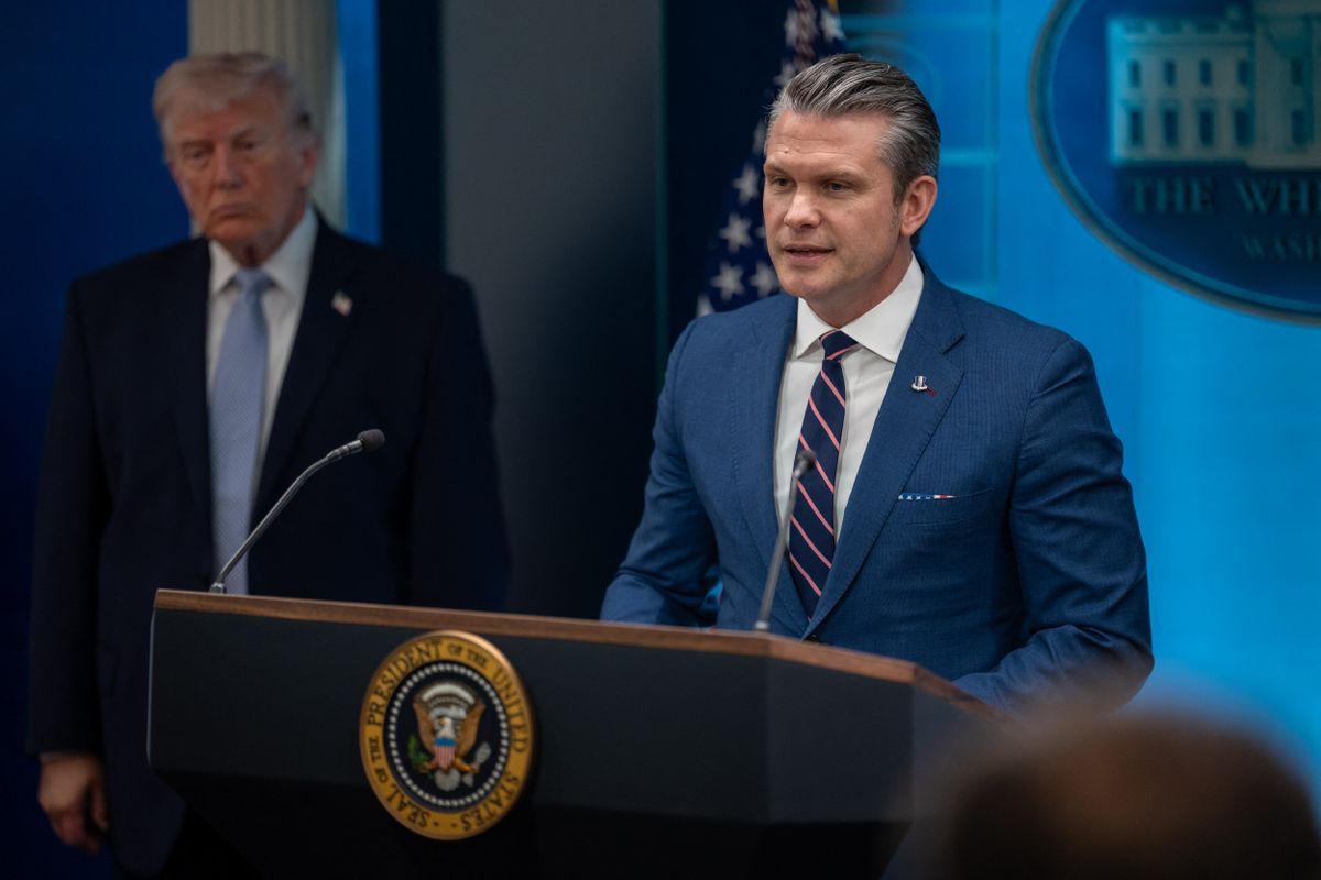 Egyre nő a feszültség, ismét fejek hullanak a Trump-adminisztrációban: egy kulcsfigurát tüntettek el egy pillanat alatt, visszaszólhatott a feletteseknek