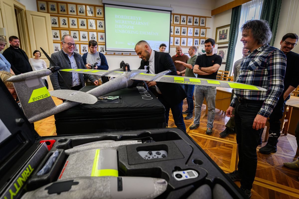 A drónok önmaguk ismerik fel a gyanús elemeket és cselekednek.