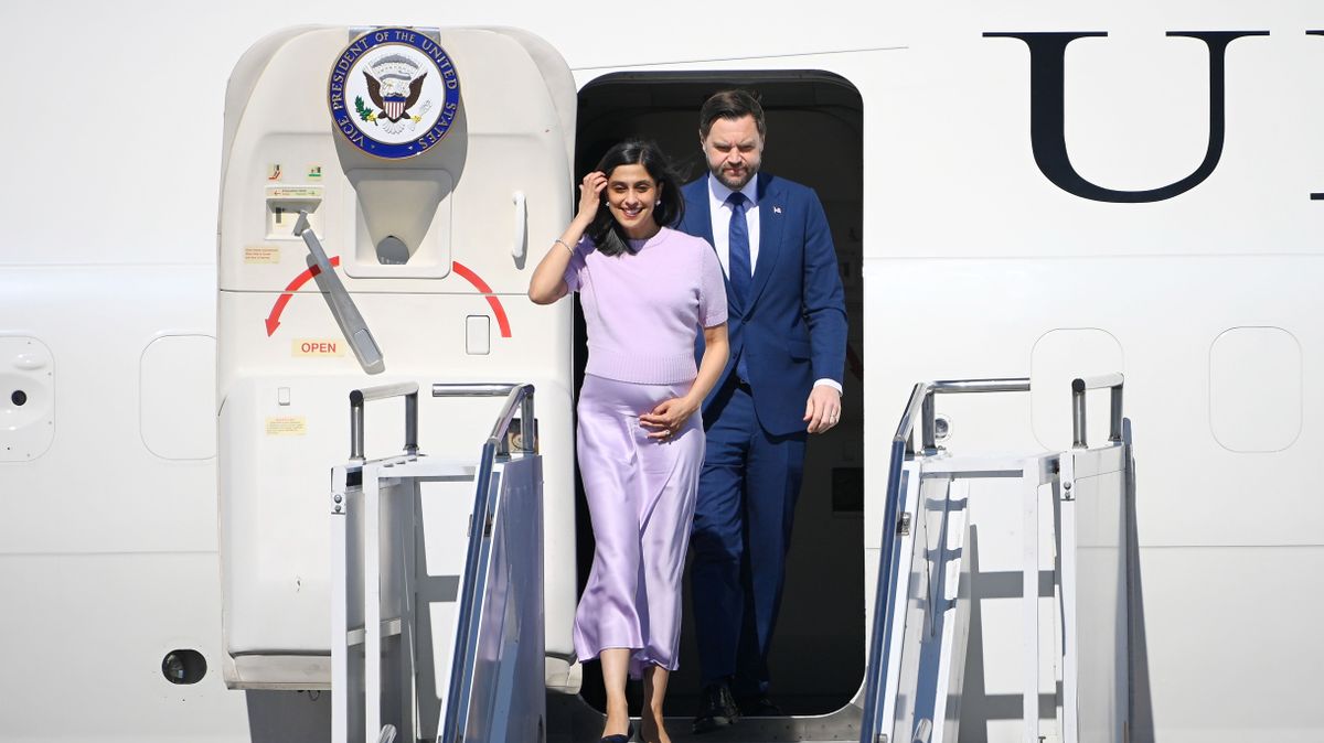 Több mint három évtizede nem történt ilyen: leszállt JD Vance amerikai alelnök gépe Budapesten 