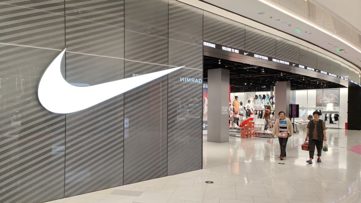 Fulladozik gigantikus raktárkészlete alatt a világelső sportszergyártó, a befektetők meghúzták a vészféket 