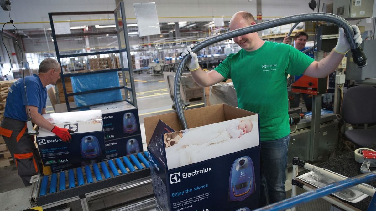 Az utolsó porszemig: bezárja jászberényi gyárát az Electrolux - fotók a gyártósorról 
